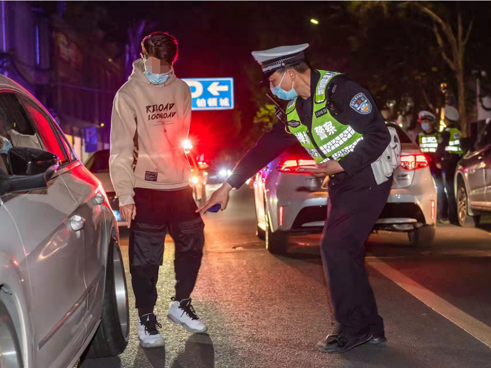 交警在查處非法改裝車。通訊員供圖